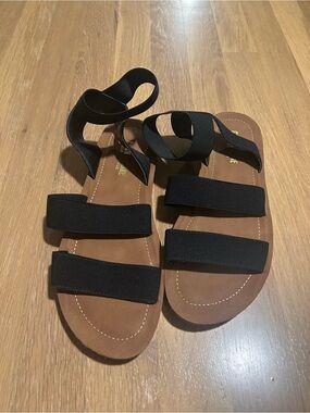 NWOT Cushionaire Black Strappy Elastic Sandals